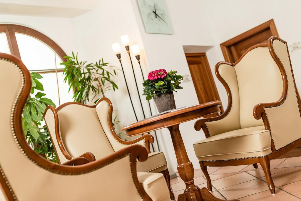 Hotel Restaurant Lilie Випитено Экстерьер фото