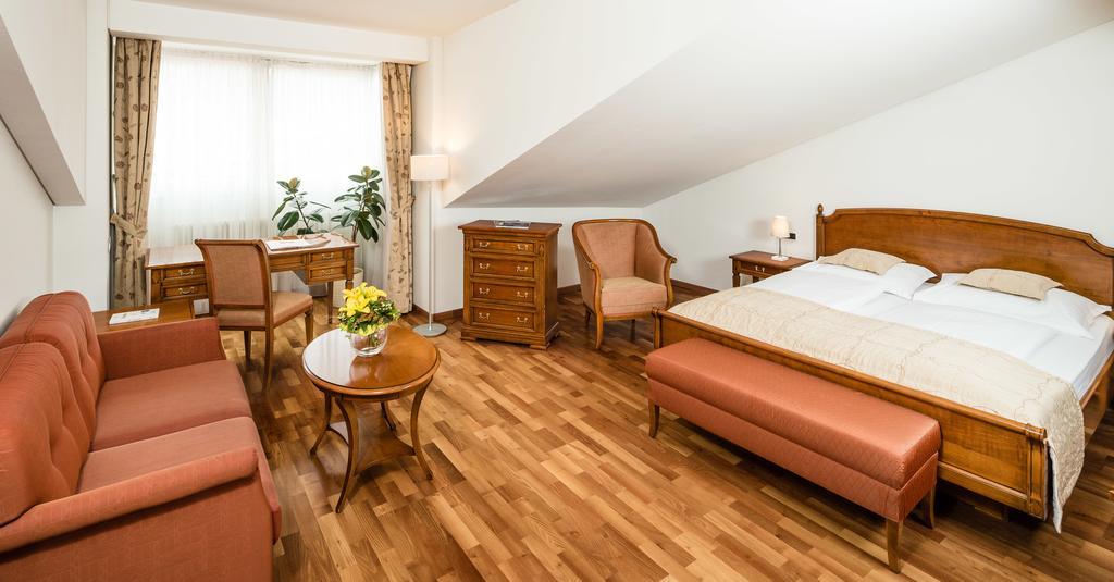 Hotel Restaurant Lilie Випитено Экстерьер фото